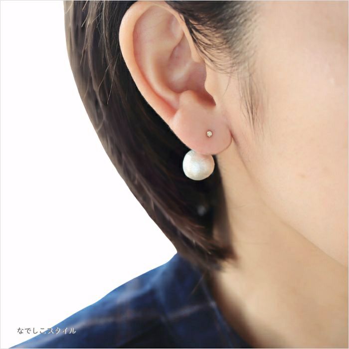 純チタンピアス、ゴールド軸の一粒キュービックジルコニアゴールドカラー「シャンパンダイア」２mmをお仕事シーンで耳に着けている４０代女性の横顔