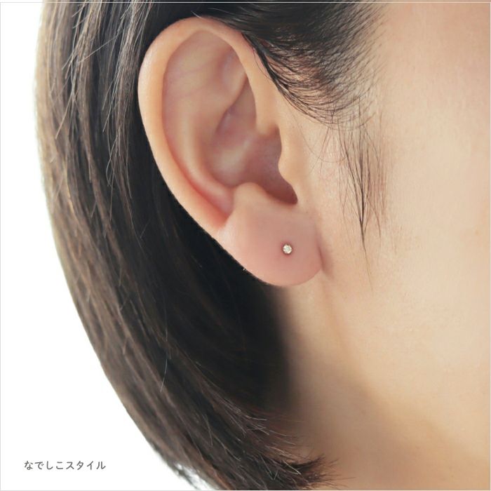 ゴールドカラーシャンパンダイア２ｍｍを耳に着けた女性の画像