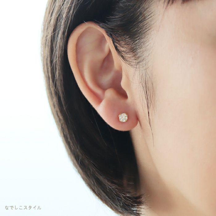 ゴールドカラー/シャンパンダイア５ｍｍのピアスを付けた女性のモデル画像