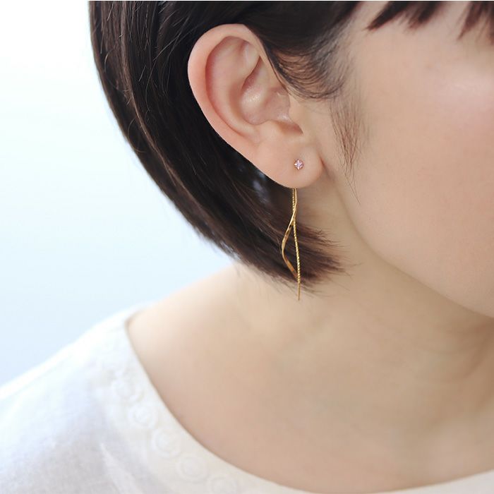 軸の色がゴールドカラーのサファイアピンク。ひし形のカルテット2.5mmを着けたお出かけイメージ