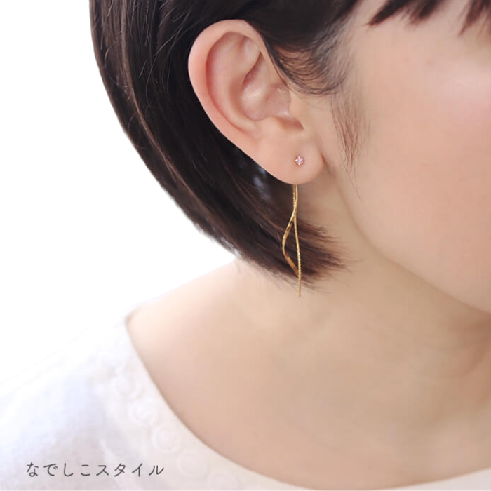 軸の色がゴールドカラーのサファイアピンク。ひし形のカルテット2.5mmを着けたお出かけイメージ